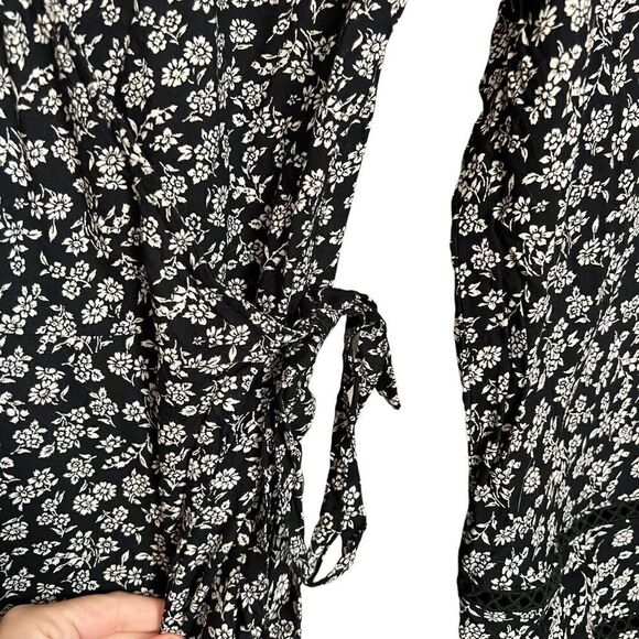 Hollister floral pattern faux wrap dress. Size medium - Picture 7 of 13